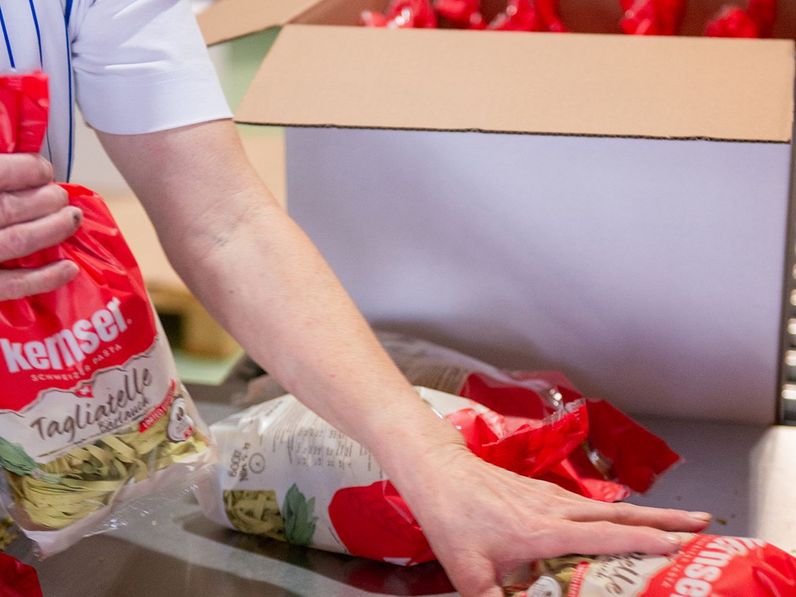 Abpacken von Kernser Pasta vom Kunden Pasta Röthlin AG