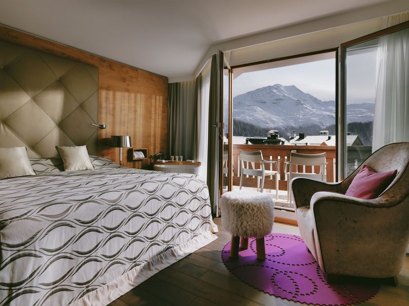 Foto von einem Doppelzimmer mit schönem Ausblick auf die Berge Hotel Giardino in den Bergen